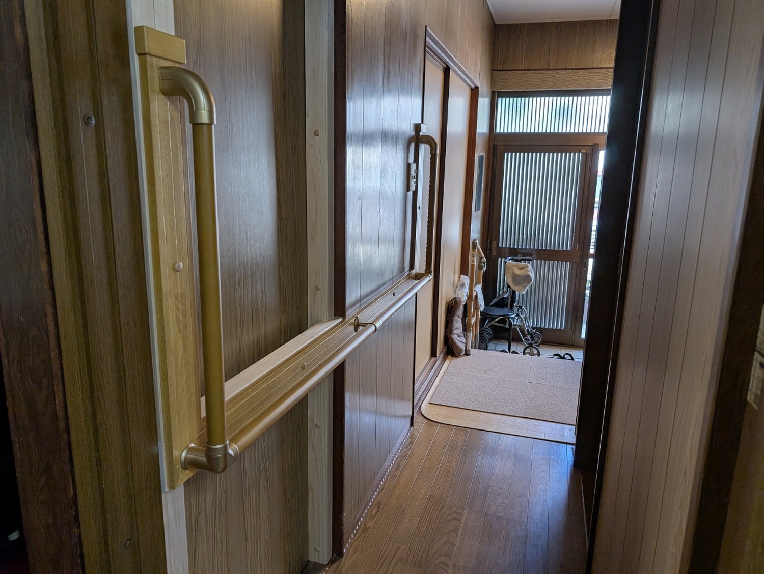 おばあちゃんの為の介護リフォーム 手すりを付ける工事を行いました。