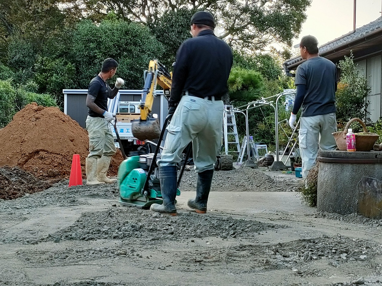 砕石の転圧をかけています。　リフォーム・リノベーション・古民家再生の知多市のカワイ建築工房