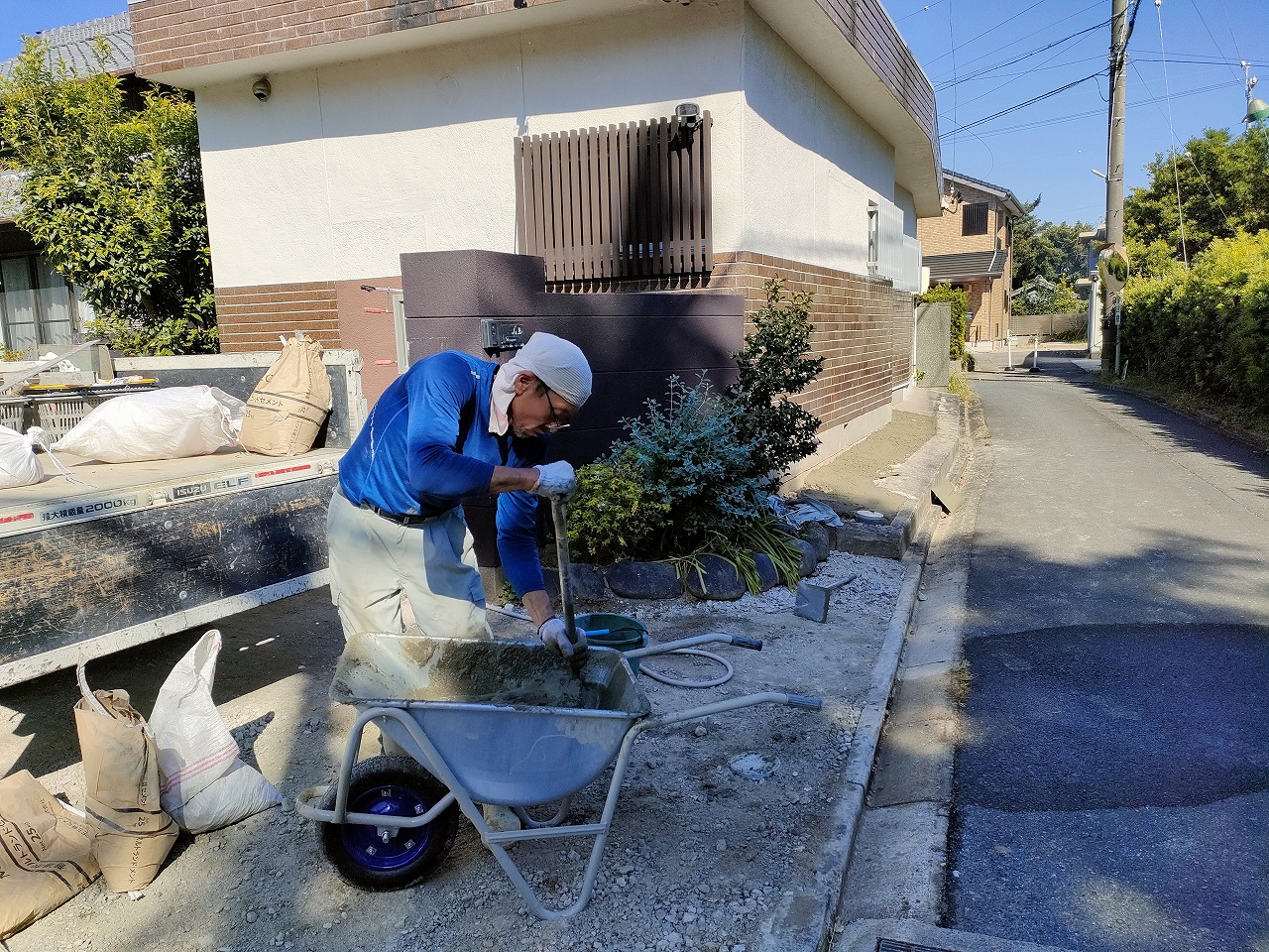 古民家再生現場のY様邸でモルタルを練る水道屋の早川さん。リフォームなら知多市のカワイ建築工房