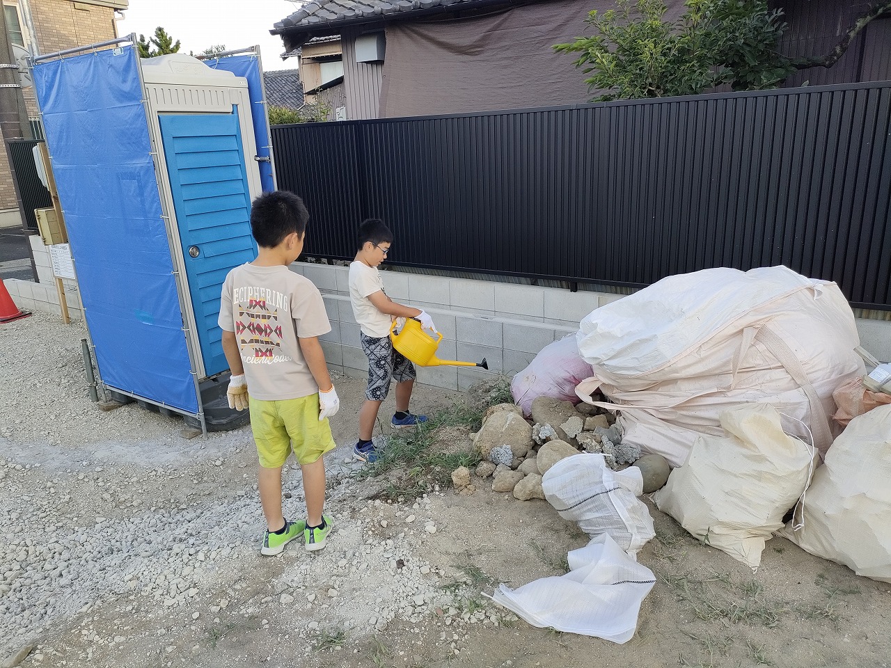 基礎の掃除をしてくれる子供たち。④　知多市新築工事　注文住宅　リフォーム　古民家再生