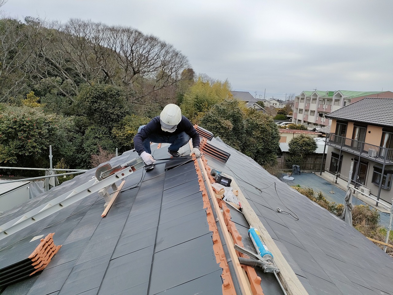 屋根での作業　フラット瓦葺き　知多市　古民家再生　古民家リホーム　リフォーム　外装工事