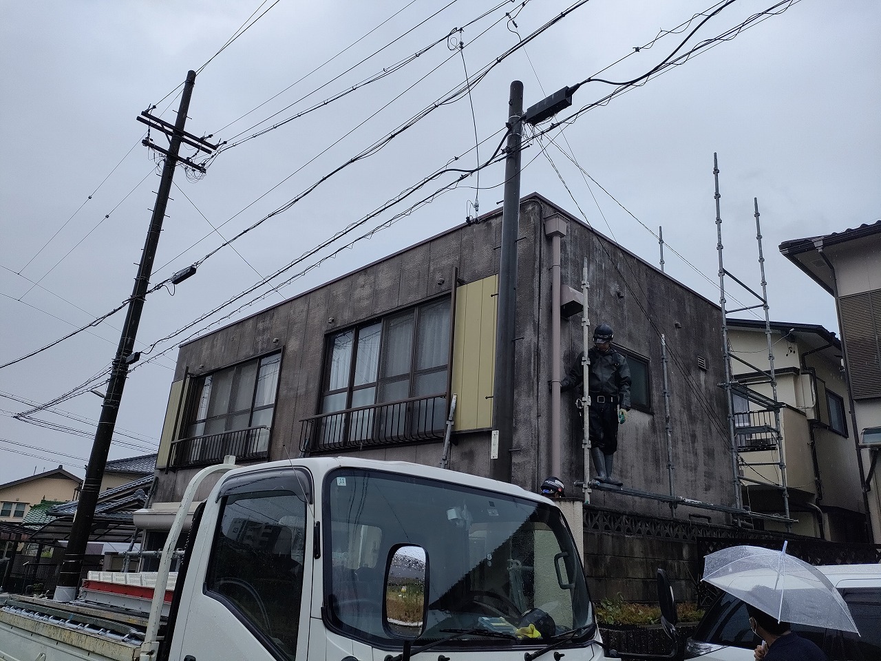 外装改修工事が始まりました。　外壁塗装　屋根防水　名古屋市天白区　足場架設　施工写真①