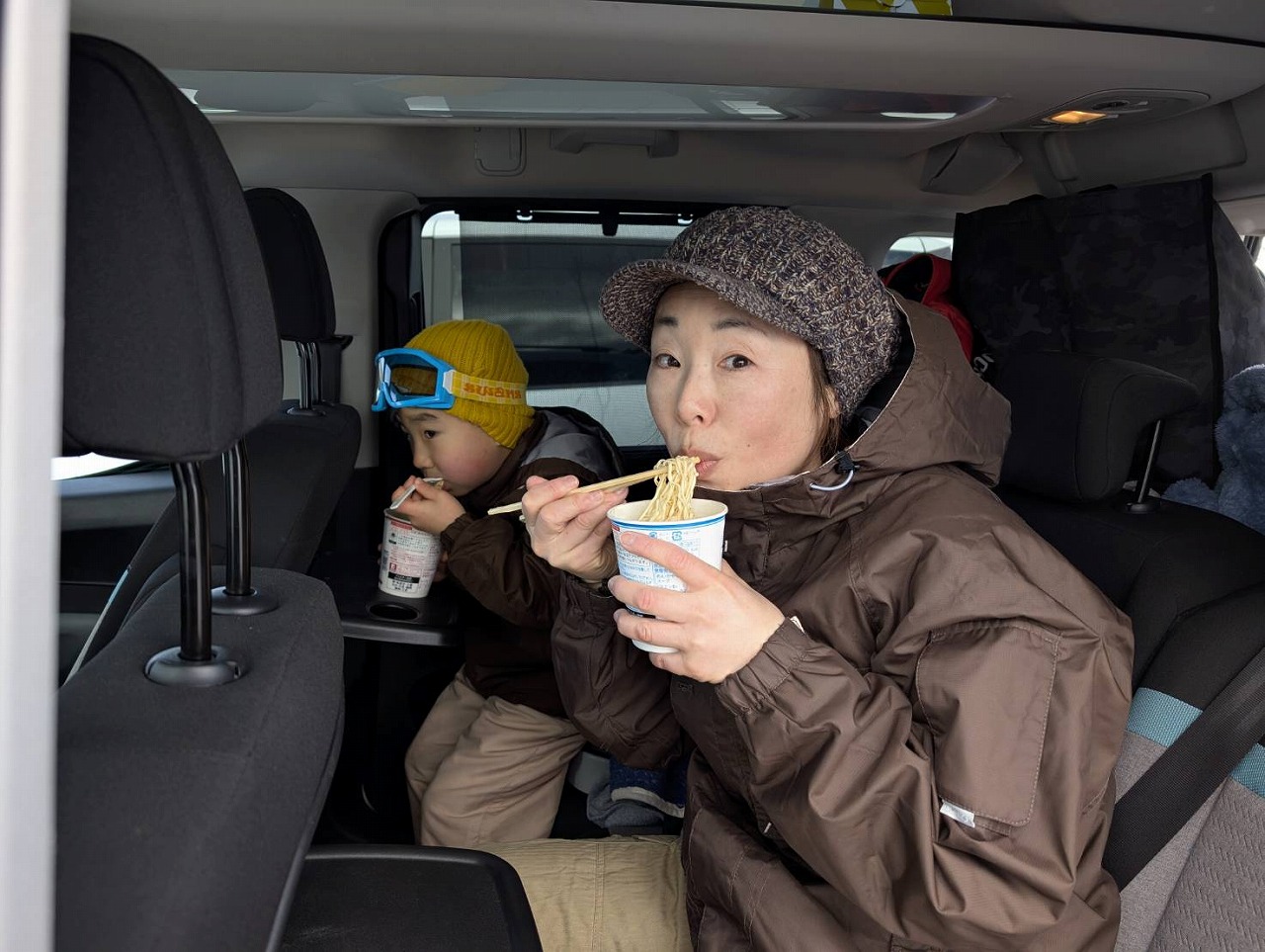 スキー場でカップラーメン　カフェオレで温まる　ベルランゴ　高鷲スノーパーク　知多市　カワイ建築工房