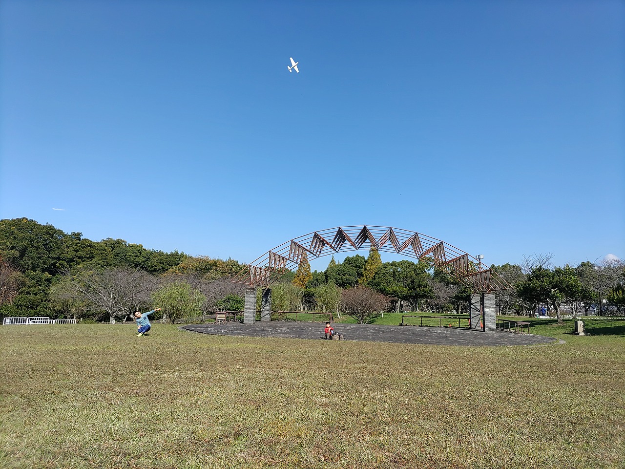 ゴムの力で飛ばす飛行機　秋晴れ　青空　旭公園　知多市