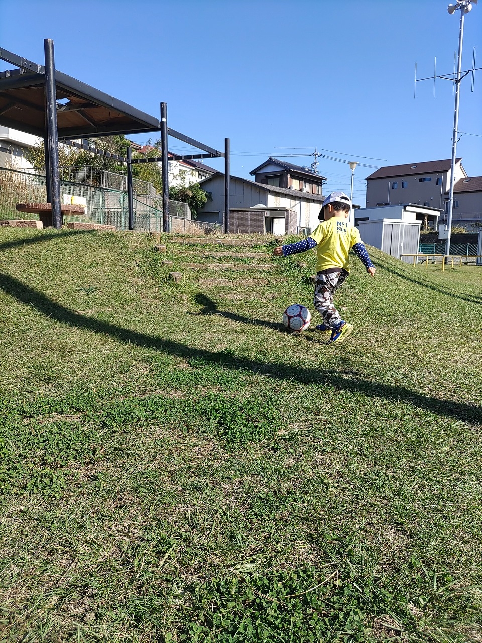 三男と近所の公園で　１１月なのに熱い　サッカー　知多市