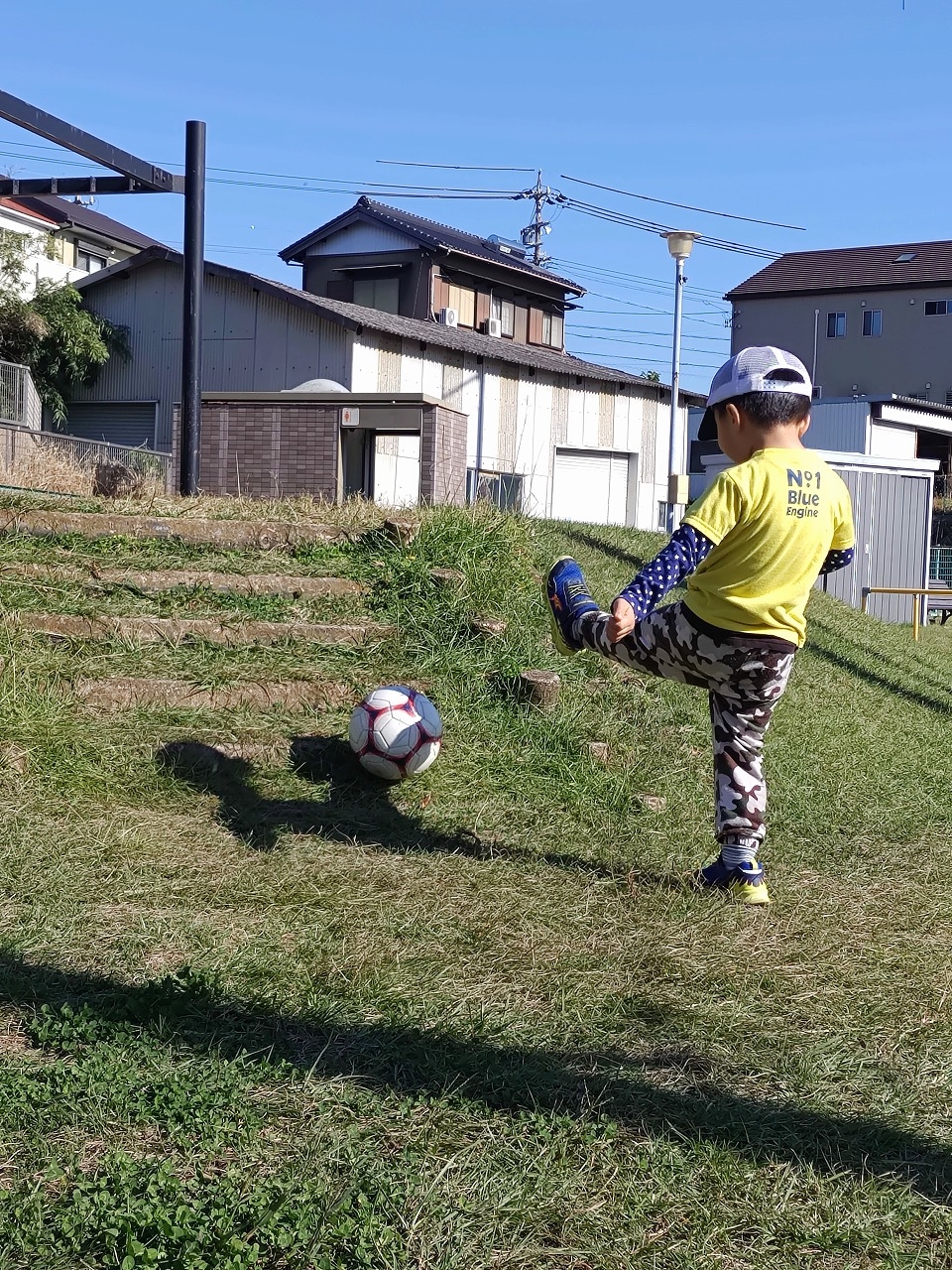 三男と近所の公園で　１１月なのに熱い　サッカー　知多市