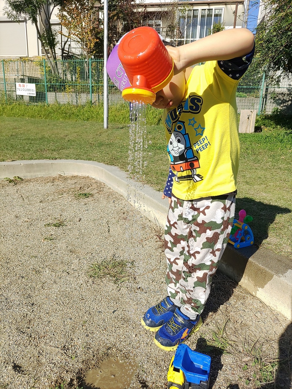 近所の公園で砂遊び　１１月なのに暑い　水遊びになっていく　知多市