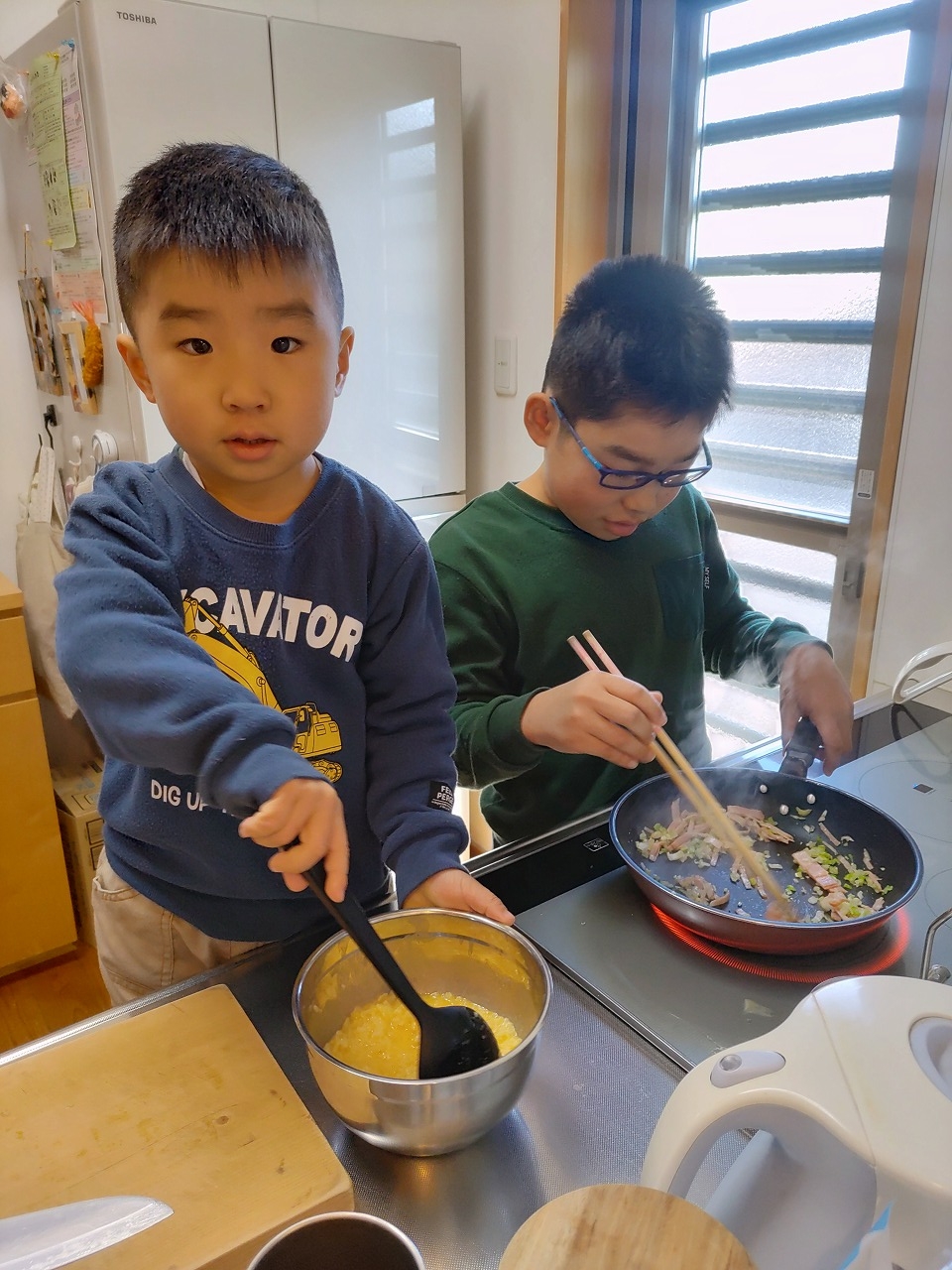 チャーハン作り　長男　６年生　慣れない手つきで頑張ります　カワイ建築工房