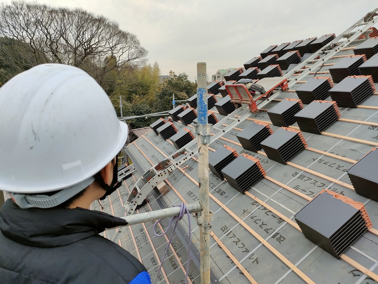 瓦葺き　古民家再生　長男見学　小さな現場監督　足場を登って　知多市　カワイ建築工房